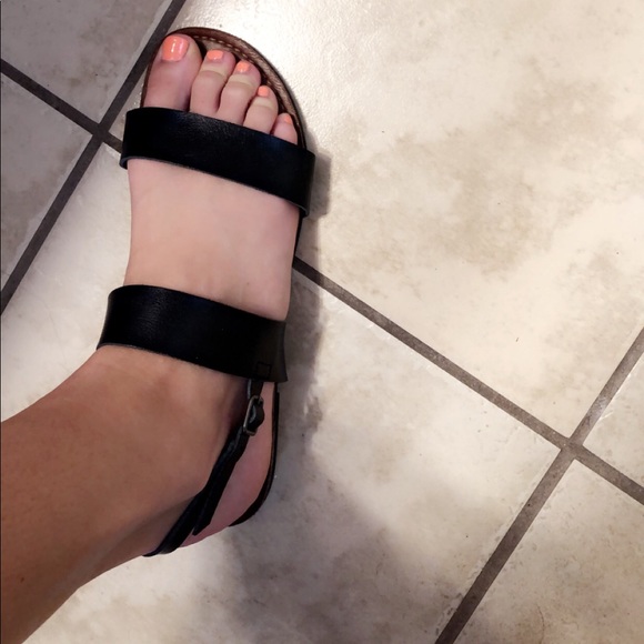 Black Sandals Size 9 - Picture 3 of 3